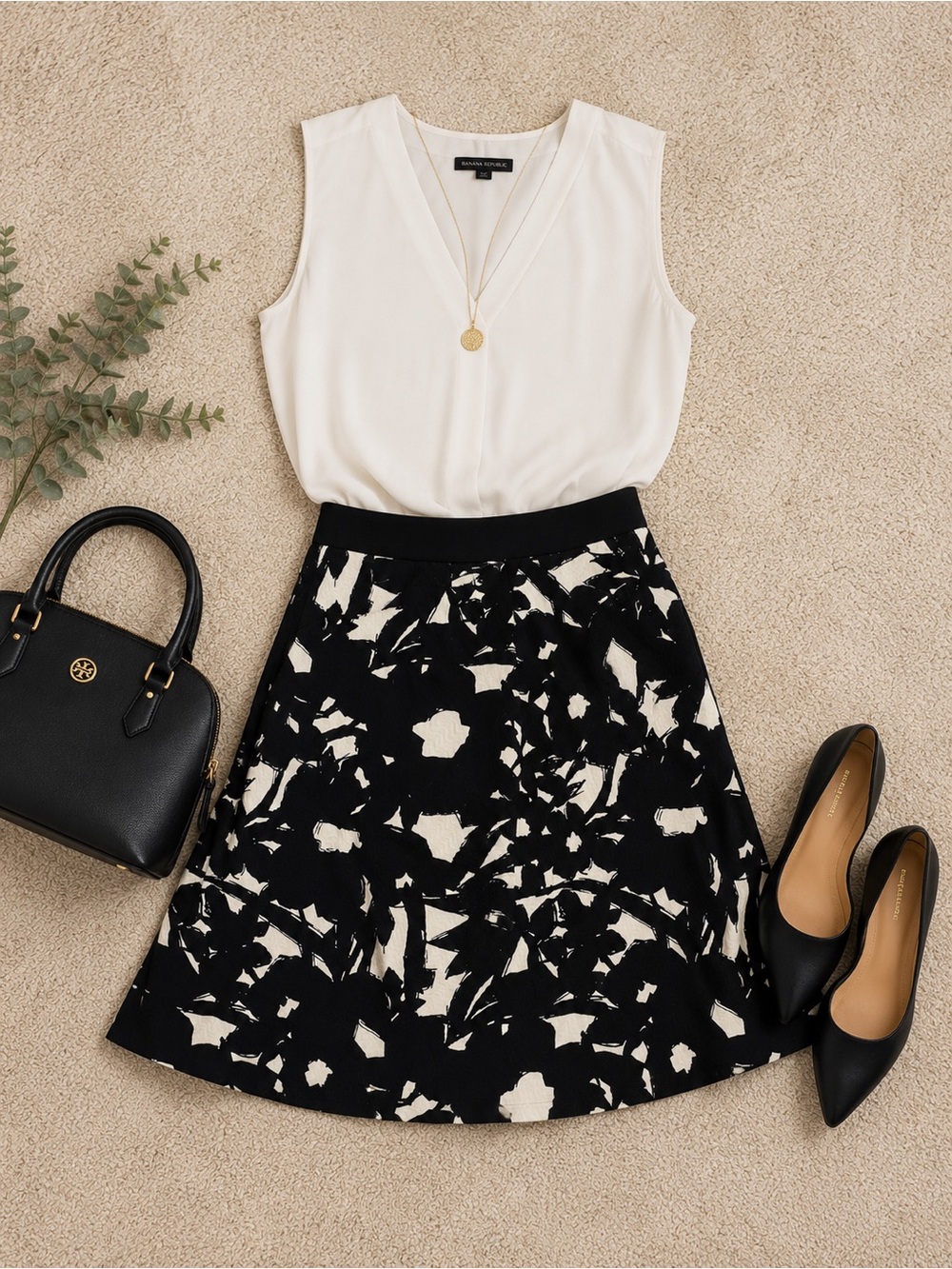 Banana Republic Black & Ivory A-Line Printed Skirt size 4